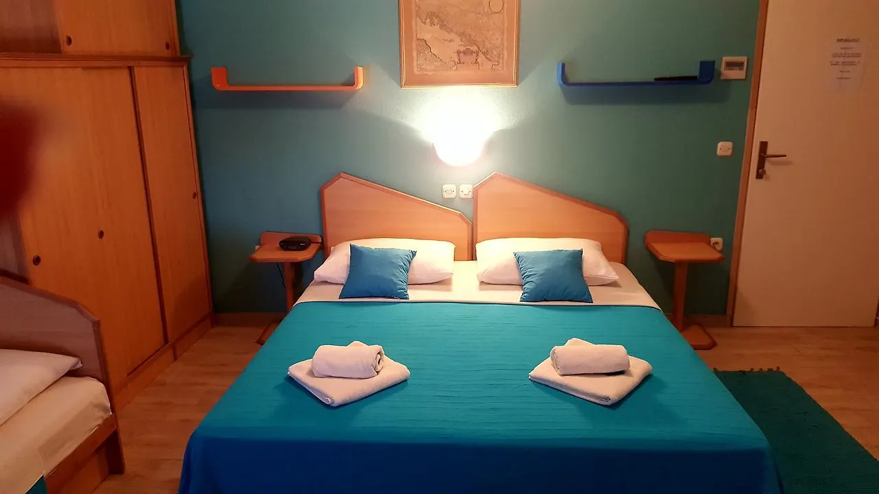 Bed and Breakfast Pansion Pirat Petrcane 3*,
