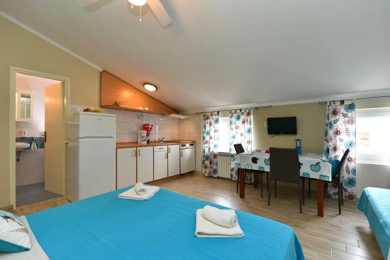 Bed and Breakfast Pansion Pirat Petrcane 3*,