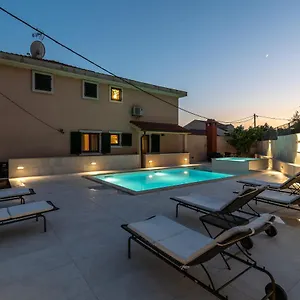Apartament Lavandula With Heated Swimming Pool 